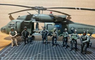 1/18 Bbi Elite Force Black Hawk Helicopter With Pilot,  Crew And Seal Team