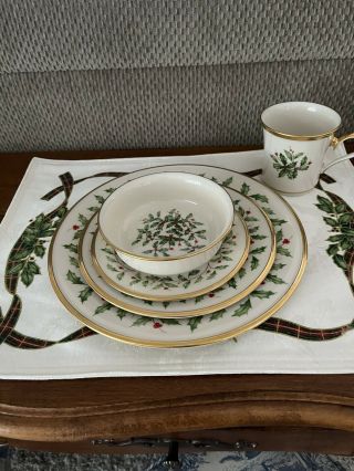 Lenox Fine China Holiday 5 Piece Place Setting Holly And Berries 24kt Gold Trim