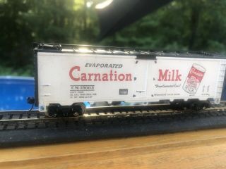 HO Athearn Carnation Milk 40 ' Reefer Car Kit (assembled) CM 25003.  Hatches Work 2
