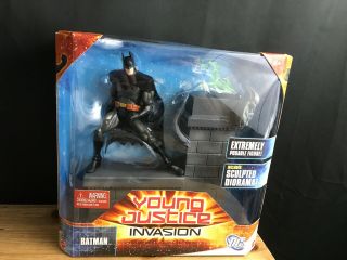 Mattel Dc Young Justice Invasion Batman Posable Figure W/sculpted Diorama