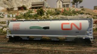 Bachmann Ho Silver Series Canadian National Modern Covered Hopper,  Exc. ,