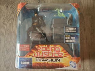 Dc Universe Young Justice Invasion Batman W/ Sculpted Diorama Figure