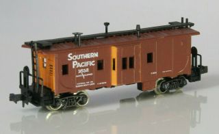 N Scale Athearn Southern Pacific Bay Window Caboose Vg