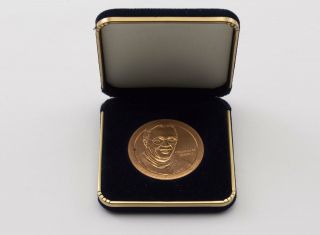 2000 Charles M.  Schulz U.  S.  Act Of Congress Medal - With Display Box 391