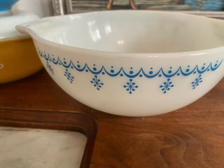 Vintage set 2 Pyrex Snowflake Blue Garland Mixing bowls 2 1/2 quart and 1 1/2 qt 2