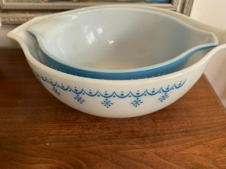 Vintage set 2 Pyrex Snowflake Blue Garland Mixing bowls 2 1/2 quart and 1 1/2 qt 3