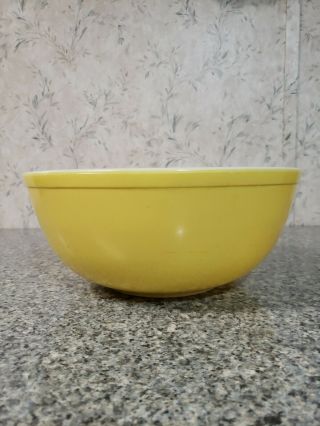 Vintage Pyrex Yellow Large Round Mixing Bowl 4 Qt 404 10.  5 " Diameter