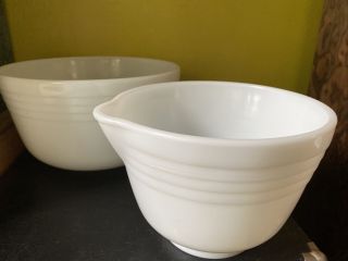 2 Hamilton Beach Pyrex Ribbed White Milk Glass Mixing Bowl Usa 25 29 W/spout