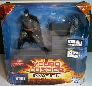 Dc Universe Young Justice Invasion Batman W/ Sculped Diorama Bruce Wayne Mattel