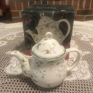Pfaltzgraff Winterberry 4 Cup Teapot Holiday Holly 109 - A13 - 00