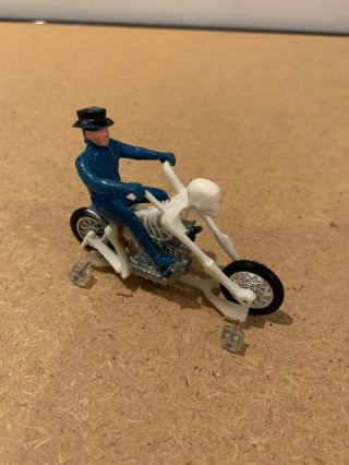 Vintage 1973 Hot Wheels Rrrumblers Bone Shaker White W/ Blue Tophat Rider &guide