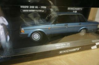 1/18 Minichamps Volvo 240 Gl Limousine Bleu 1974 - 1993