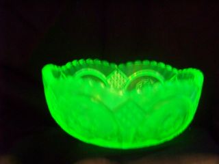 Vaseline Uranium Glass Berry Bowl,  Bowl Or Candy Or Nut ( (id185296