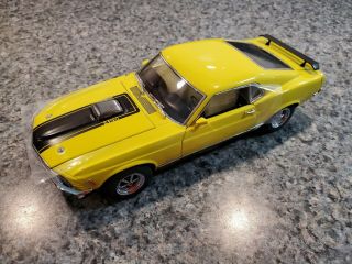 1:24 Danbury 1970 Ford Mustang Mach 1 In Bright Yellow Shaker Hood Scoop