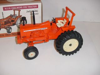 1/16 Allis Chalmers 220 Tractor W/rops W/box 1998 Wisconsin Farm Progress Show