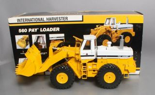 First Gear 40 - 0071 1:25 Scale International Harvester 560 Pay Loader Harvester