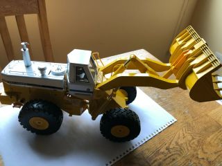 International Harvester or IH 560 Pay Loader by First Gear in 1:25 Scale 2