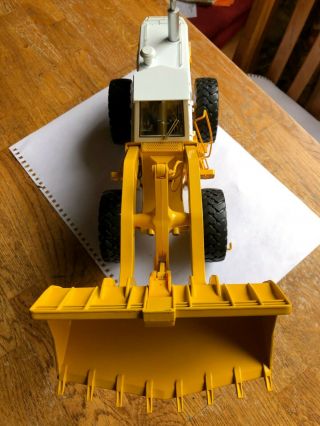 International Harvester or IH 560 Pay Loader by First Gear in 1:25 Scale 3
