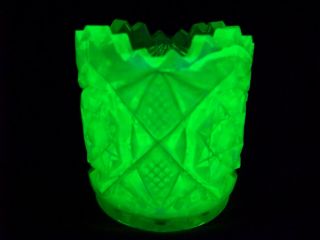 Vaseline Green Uranium Glass Saw Tooth Pattern Toothpick Holder ( (id169874