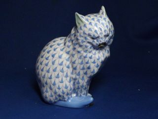 Herend Porcelain Blue Fishnet 24k Gold Trim Sitting 4 1/2 " H Cat Figurine 5383