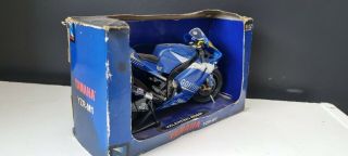 - Ray - Yamaha YZR - M1 - 1:12 Diecast - Blue - 2005 2