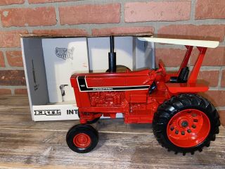 Ertl International Farmall 1066 Rops 1991 1/16 Toy Tractor