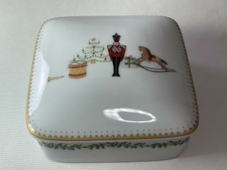 Bernardaud Limoges France Grenadiers Happy Holidays Porcelain Trinket Box 3.  5 "