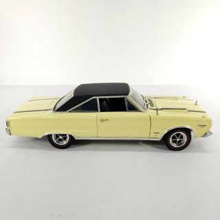 Highway 61 1/18 Scale 1967 Plymouth Gtx Die Cast Promotions Model Car Yellow