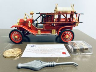 Signature Series 1914 Ford Model T 1/18 Scale Die Cast Fire Truck